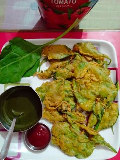 किस्पी पालक पकौड़े (crispy palak pakode recipe in Hindi) रेसिपी मुख्य फोटो