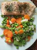 Salmón al Vapor con Menestra de Verduras