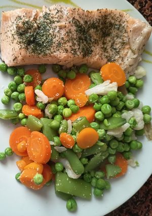 Una foto de Salmón al Vapor con Menestra de Verduras
