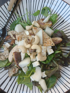 Una foto de Ensalada templada de pollo, peras y setas