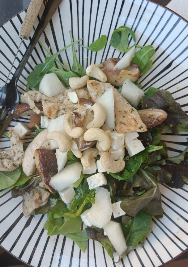 Una foto de Ensalada templada de pollo, peras y setas