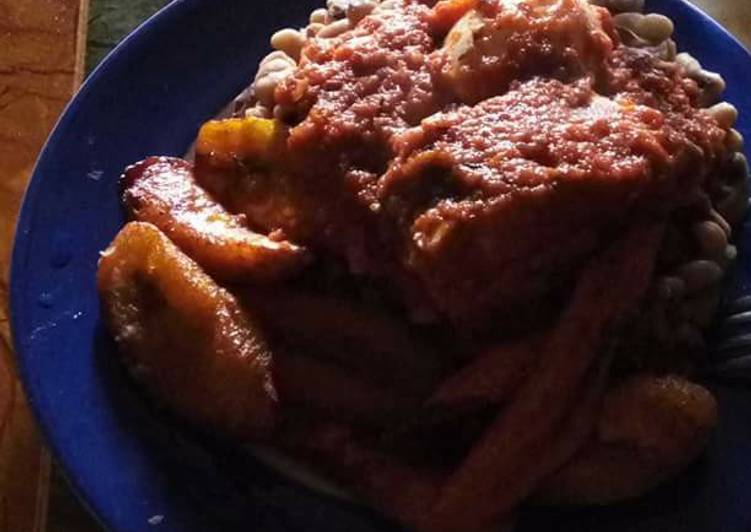 Beans with fried plantain and sauce