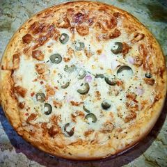 A picture of Chicken Tikka Pizza 🍕.