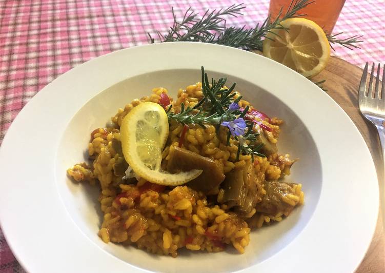 Paella con setas y romero