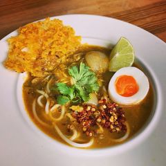 A picture of Mohinga (fish noodle soup) (Myanmar).