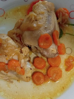 Una foto de Contramuslo de pollo con cebolla y zanahoria en olla GM D