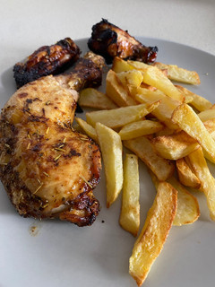 Una foto de Muslos de pollo en freidora de aire