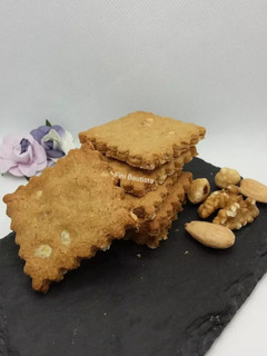 Una foto de Galletas crujientes de avena y frutos secos
