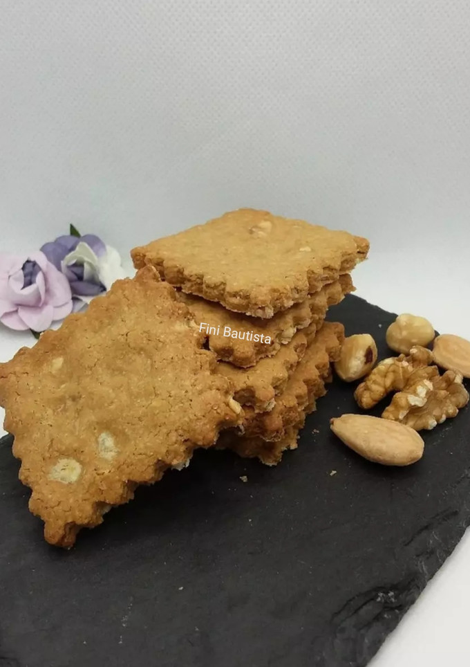Una foto de Galletas crujientes de avena y frutos secos
