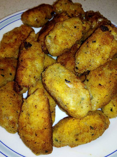 Una foto de Croquetas de merluza en salsa verde
