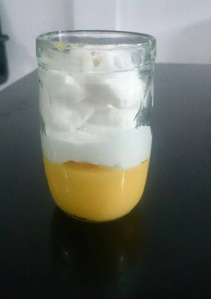 Una foto de Crema de naranja con merengue