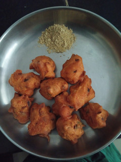 சின்ன போண்டா (Chinna bonda Recipe in Tamil செய்முறை முக்கிய புகைப்படம்