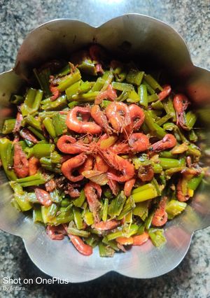 চিংড়ি পেঁয়াজকলি ভাজা (chingri peyajkoli bhaja recipe in Bengali) রেসিপির প্রধান ছবি