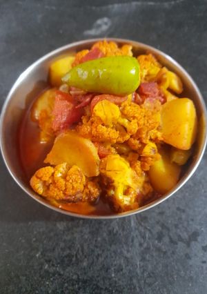 ফুলকপি আলু দিয়ে ডালনা (fulkopi aloo diye dalna recipe in Bengali) রেসিপির প্রধান ছবি