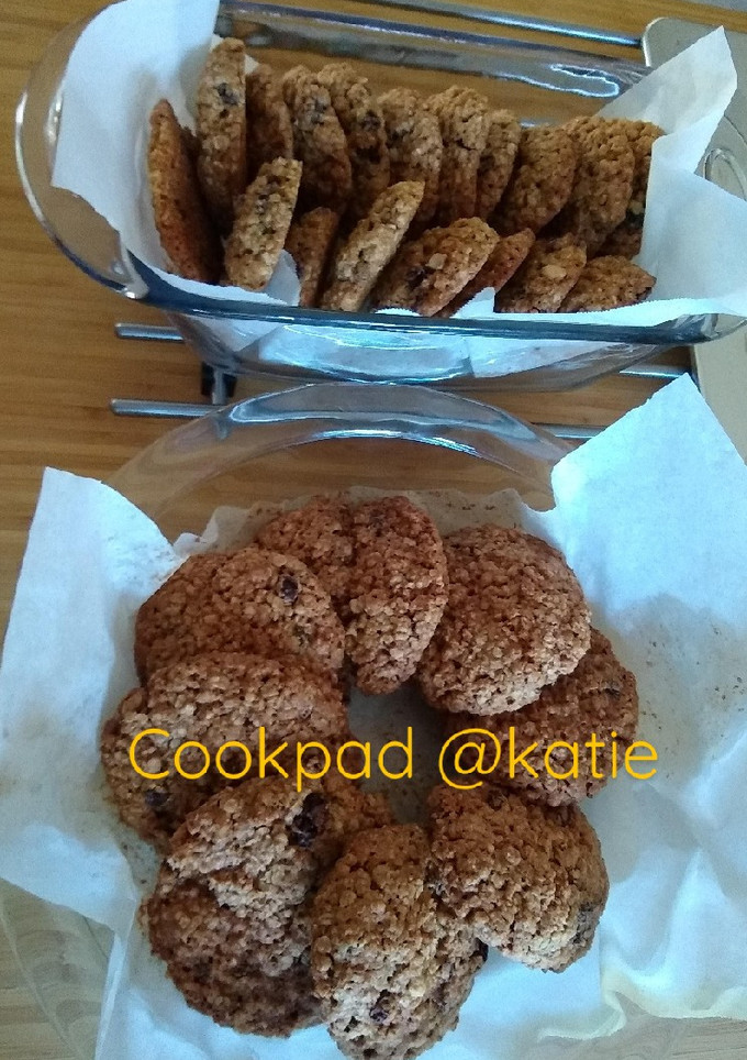 A picture of Oatmeal Raisin Cookies.