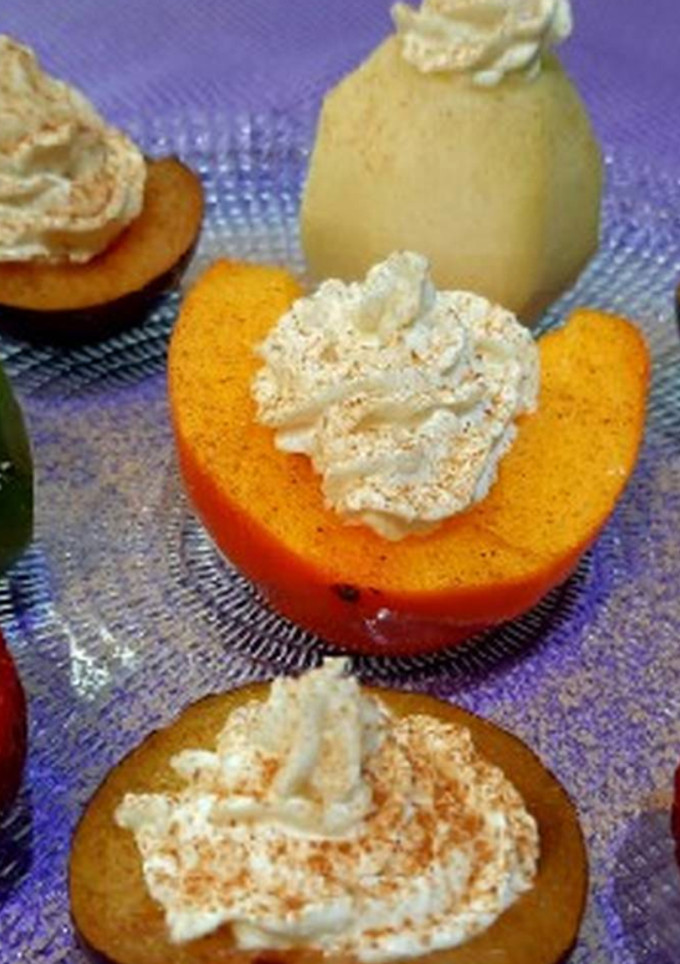 Una foto de Frutas rellenas de mousse de requesón
