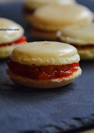 Une photo de Macarons au confit de poivron rouge