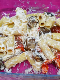 Una foto de Tortiglioni al horno con queso feta, cherrys y champiñones