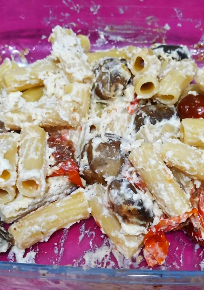 Una foto de Tortiglioni al horno con queso feta, cherrys y champiñones