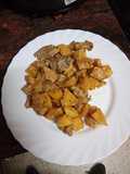 Cochino frito con papas y champiñones