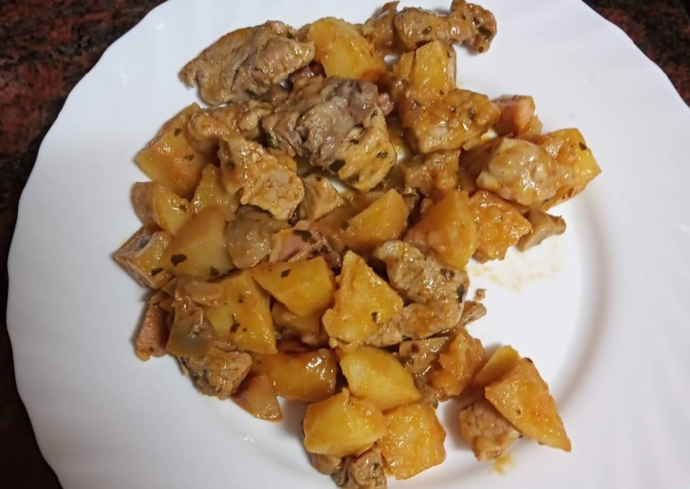Cochino frito con papas y champiñones