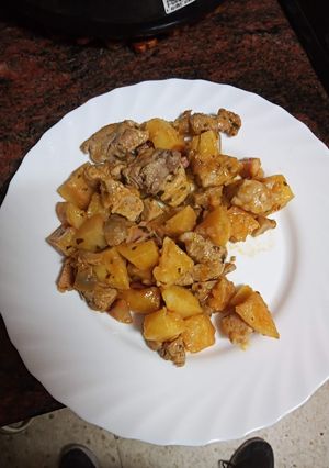 Una foto de Cochino frito con papas y champiñones