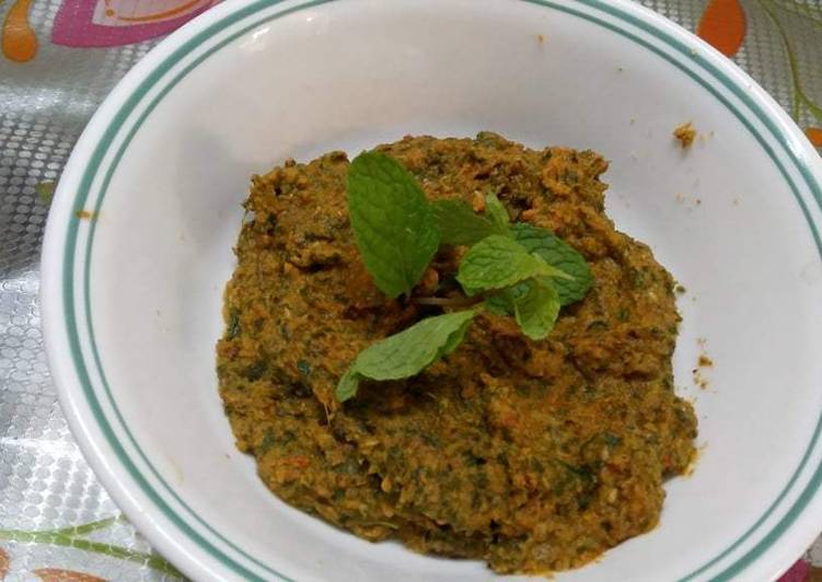 Special Pudina Chutney / Mint & Tomato Chutney