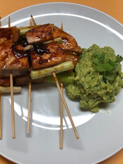 照燒鮭魚串燒佐酪梨醬Teriyaki salmon skewers with guacamole 的食譜成品照片