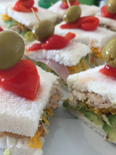 Una foto de Canapés fáciles con huevo hilado
