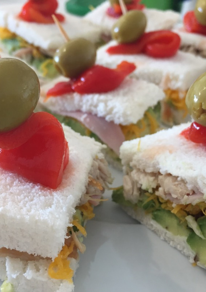Una foto de Canapés fáciles con huevo hilado