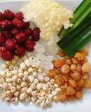 Chè Nấm tuyết, táo đỏ, hạt sen, long nhãn, đường phèn