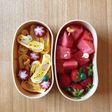 Hộp cơm bento trứng và hoa quả