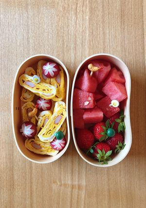 Hình của món Hộp cơm bento trứng và hoa quả.