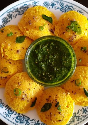 A picture of Idli Dhokla.