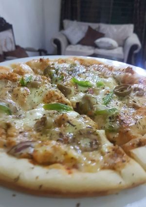 A picture of Chicken tikka pizza.