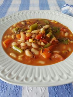 Una foto de Alubias blancas con verduras
