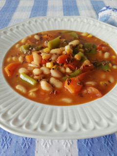 Una foto de Alubias blancas con verduras