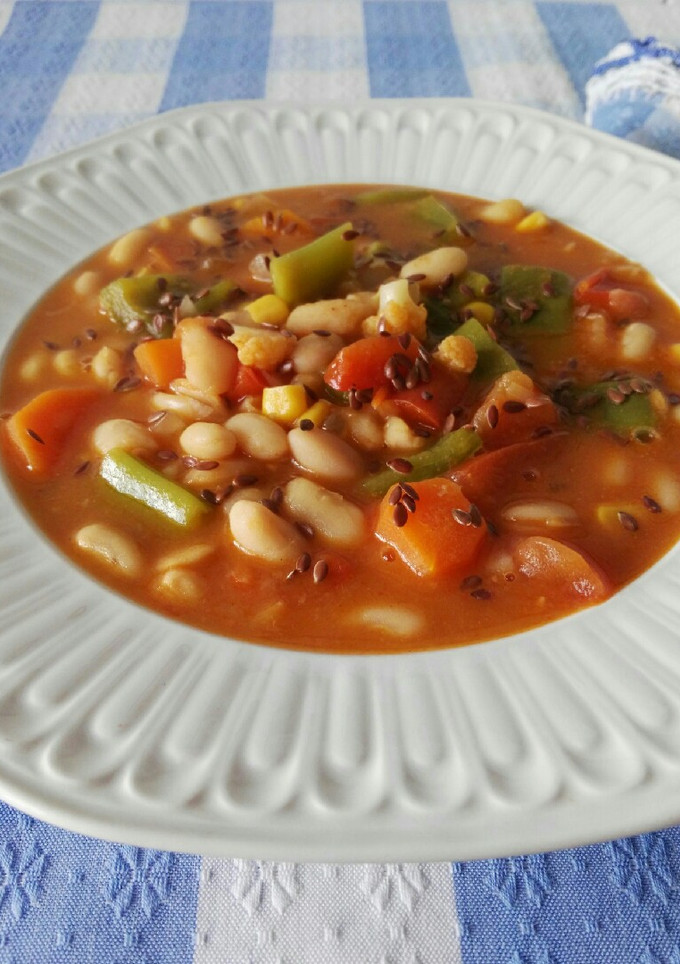 Una foto de Alubias blancas con verduras