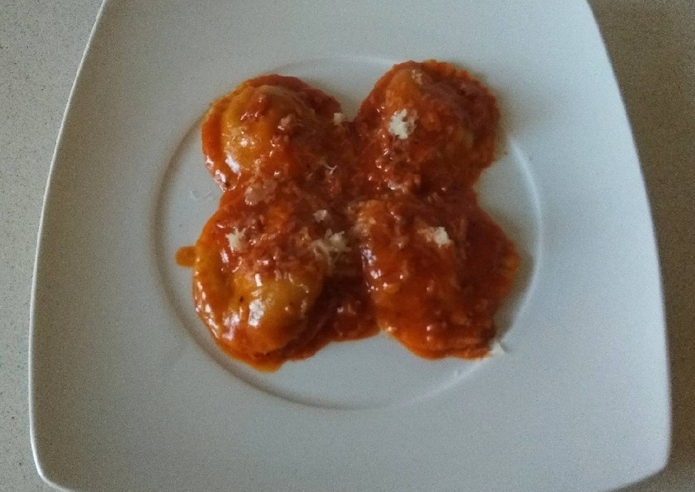 Raviolis caseros rellenos de chorizo, pavo y calabaza