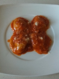 Una foto de Raviolis caseros rellenos de chorizo, pavo y calabaza