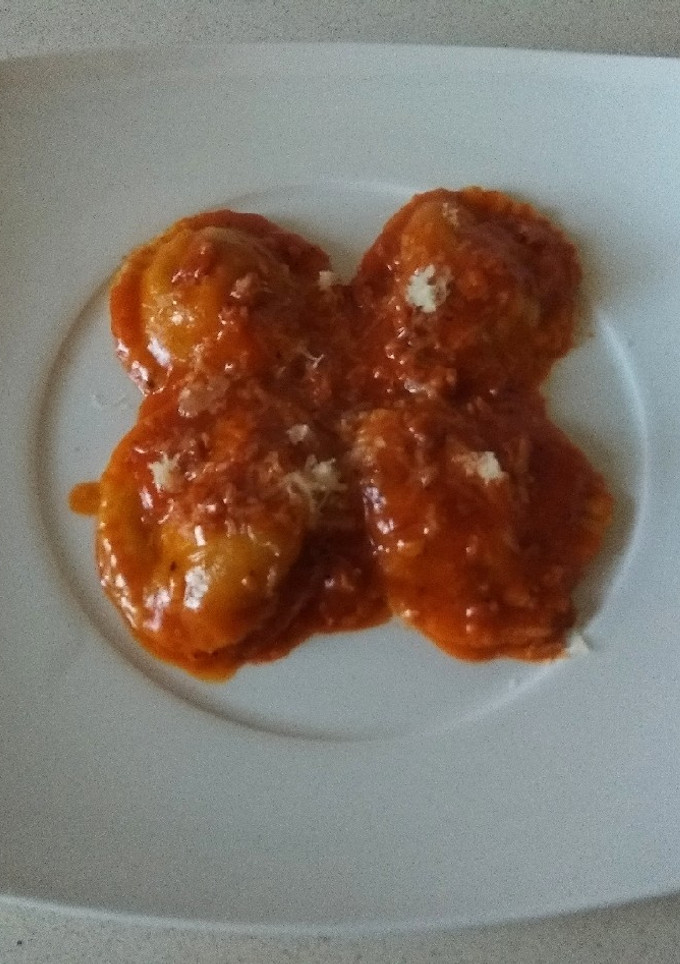 Una foto de Raviolis caseros rellenos de chorizo, pavo y calabaza