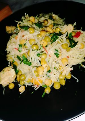 O poză a rețetei Tăiței de orez cu legume și piept de pui.