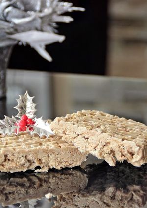 Una foto de Turrón de chocolate blanco con barquillos