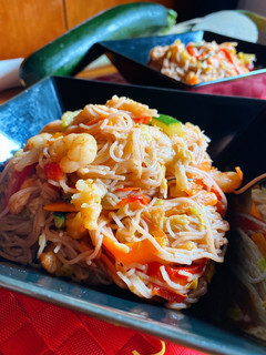 Una foto de Noodles de arroz con verduras y gambas
