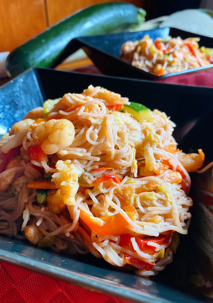 Una foto de Noodles de arroz con verduras y gambas