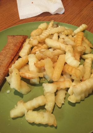Una foto de Totinos con papas fritas