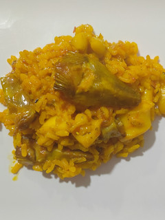 Una foto de Arroz con sepia y alcachofas