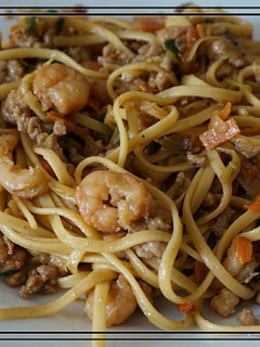 Una foto de Tallarines con gambas y carne al estilo chino