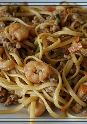 Una foto de Tallarines con gambas y carne al estilo chino