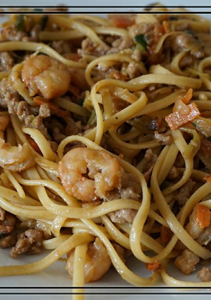 Una foto de Tallarines con gambas y carne al estilo chino